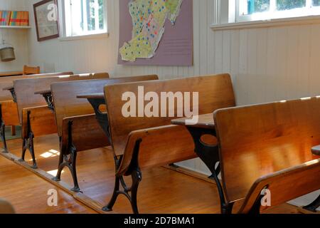 Woodenj Schreibtische in einem ein-Zimmer-Schulhaus. Furnace Town, Snow Hill, Maryland, USA. Stockfoto