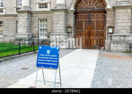 Beachten Sie vor dem Trinity College Dublin, dass das Eingangstor geschlossen ist Während der Sperrung Irlands aufgrund des Pandemieausbruchs von Coronavirus Covid 19 in Dublin Irland Stockfoto