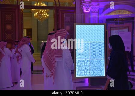 Riad, Saudi-Arabien. Oktober 2020. Besucher sehen die KI-basierte Kunstausstellung beim Global AI Summit in Riad, Saudi-Arabien, 21. Oktober 2020. Saudi-Arabien hat am Mittwoch eine nationale Strategie gestartet, um bis 2030 ein globaler Führer im Bereich künstlicher Intelligenz (KI) zu werden, berichtete die Saudi Press Agency. Quelle: Tu Yifan/Xinhua/Alamy Live News Stockfoto