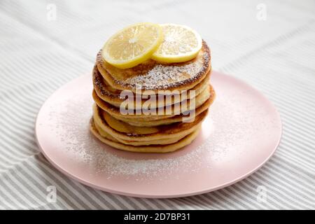 Hausgemachte Zitronen Ricotta Pfannkuchen auf einem rosa Teller, Seitenansicht. Nahaufnahme. Stockfoto