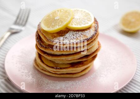 Hausgemachte Zitronen Ricotta Pfannkuchen auf einem rosa Teller, Seitenansicht. Nahaufnahme. Stockfoto