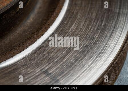 Alte gebrauchte Auto Rotor Bremsscheibe, Nahaufnahme. Stockfoto