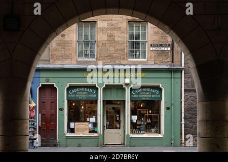 Cadenheads Whisky Shop, Canongate, Royal Mile, Edinburgh Old Town, Schottland, UK - 'Scotlands ältester unabhängiger Abfüller' Stockfoto