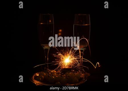 Weihnachtsfeier mit Feuerwerk und Champagner in New Years In Mexiko mit süßen Trauben Stockfoto