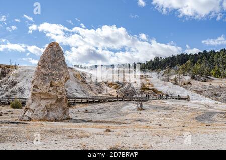 Liberty Cap, schlafende heiße Quelle mit kaskadierenden Felsformationen in Mammoth Hot Springs im Yellowstone National Park, Wyoming Stockfoto