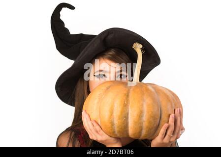 Kürbis Kopf Jack Laterne. Trick or Treat. Frau posiert mit Kürbis. Schöne junge überrascht Frau in Hexenhut und Kostüm halten Kürbis. Stockfoto