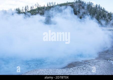 Excelsior Geyser Krater mit starkem Dampf im Yellowstone National Park, Wyoming Stockfoto