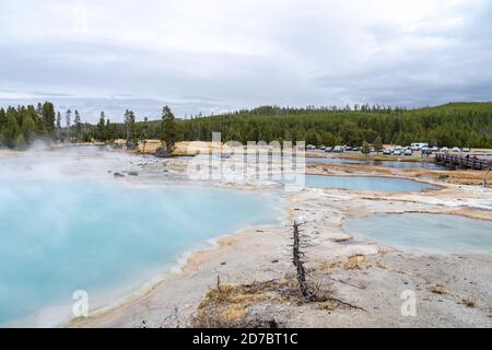 Blue Hot Spring Pools im Biscuit Basin im Yellowstone National Park, Wyoming Stockfoto