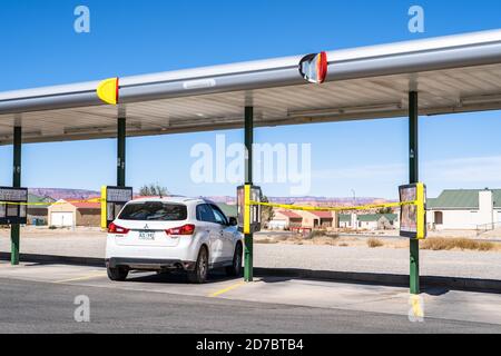 Soziale Distanzierung für Autos im Sonic Drive-in Restaurant während Covid-19 Pandemie Stockfoto