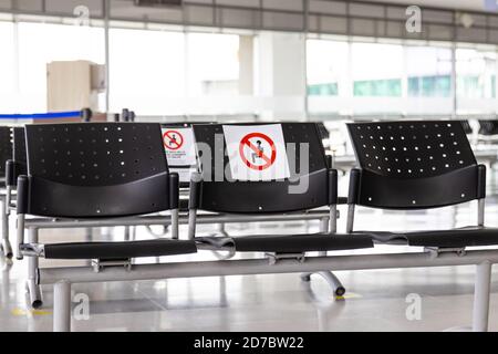 PALMIRA, KOLUMBIEN - OKTOBER 2020: Leerer Warteraum am Flughafen Cali in Kolumbien während der COVID-19 Pandemie mit sozialen Distanzierungsschildern auf Stühlen Stockfoto