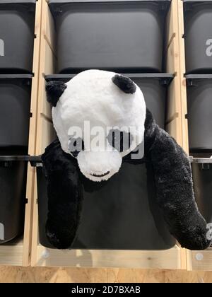 Vertikale Aufnahme eines gefüllten Panda Spielzeug Stockfoto