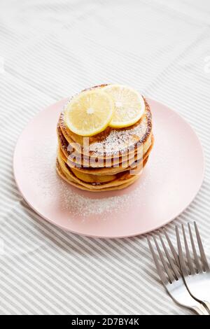 Hausgemachte Zitronen Ricotta Pfannkuchen auf einem rosa Teller, Seitenansicht. Stockfoto