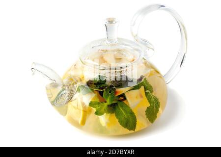 Isolierte transparente Teekanne aus Glas mit Zitrone Stockfoto