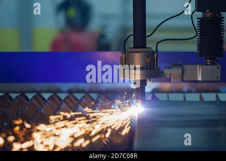 cnc-Plasma-Schneidemaschine schneidet Metall Stockfoto