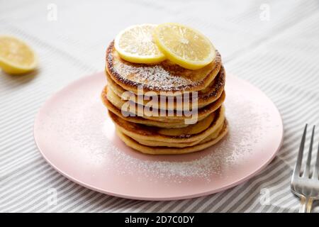 Hausgemachte Zitronen Ricotta Pfannkuchen auf einem rosa Teller, Seitenansicht. Nahaufnahme. Stockfoto