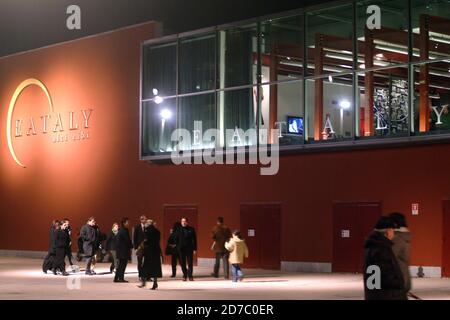 Turin, Piemont/Italien -01/26/2007- die Eröffnung des Marktes Eataly in Turin, der erste Standort von Einkaufszentren der Qualität der italienischen Küche. Stockfoto