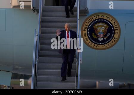 Charlotte, Usa. Oktober 2020. Präsident Donald J. Trump kommt in Air Force One am internationalen Flughafen Charlotte Douglas auf dem Weg zur Wahlkampfveranstaltung in Gastonia am 21. Oktober 2020 in Charlotte, North Carolina, an. Kredit: Sanjeev Singhal/Der Nachrichtenzugang Gutschrift: Der Fotozugang/Alamy Live Nachrichten Stockfoto