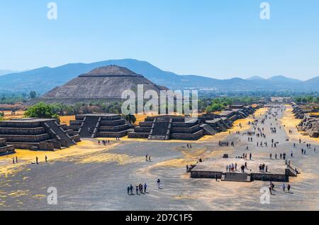 Touristen besuchen die Allee der Toten und Sonnenpyramide, Teotihuacan, Mexiko. Stockfoto