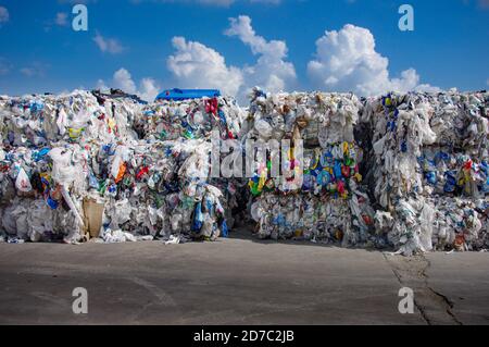 Ballen von gemischten Post-Consumer-Taschen und Folie aus kommunalen Curbside Wohnkollektion in Reihen gestapelt warten auf vermarktet werden Und in U verarbeitet Stockfoto