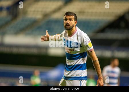 London, Großbritannien. Oktober 2020. Yoann Barbet (6) von Queens Park Rangers schaut auf während des EFL Skybet Championship Spiels, Queens Park Rangers gegen Preston NE im Kiyan Prince Foundation Stadium, Loftus Road in London am Mittwoch 21. Oktober 2020. Dieses Bild darf nur für redaktionelle Zwecke verwendet werden. Nur redaktionelle Verwendung, Lizenz für kommerzielle Nutzung erforderlich. Keine Verwendung in Wetten, Spiele oder ein einzelner Club / Liga / Spieler Publikationen. PIC von Tom Smeeth / Andrew Orchard Sport Fotografie / Alamy Live News Kredit: Andrew Orchard Sport Fotografie / Alamy Live News Stockfoto