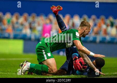 London, Großbritannien. Oktober 2020. Patrick Bauer (5) von Preston North End kollidiert mit Seny Dieng (13) von Queens Park Rangers während des EFL Skybet Championship-Spiels, Queens Park Rangers gegen Preston NE im Kiyan Prince Foundation Stadium, Loftus Road in London am Mittwoch, 21. Oktober 2020. Dieses Bild darf nur für redaktionelle Zwecke verwendet werden. Nur redaktionelle Verwendung, Lizenz für kommerzielle Nutzung erforderlich. Keine Verwendung in Wetten, Spiele oder ein einzelner Club / Liga / Spieler Publikationen. PIC von Tom Smeeth / Andrew Orchard Sport Fotografie / Alamy Live News Kredit: Andrew Orchard Sport Fotografie / Alamy Live News Stockfoto