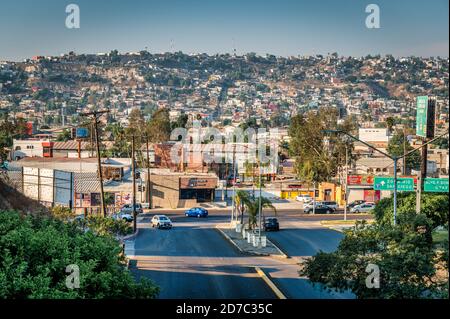 Blick auf die arme Gegend von Tijuana Mexiko mit Gebäuden auf einem Hügel. Stockfoto