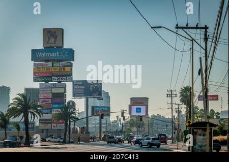 Riesige Werbetafeln auf einer belebten Straße in Tijuana, Mexiko. Stockfoto