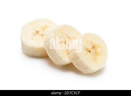 Nahaufnahme einer in Scheiben geschnittenen Banane auf weißem Hintergrund Stockfoto