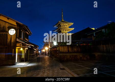 Stadtbild in einer kleinen Straße in Kyoto können Sie Yasaka Shrine sehen, in der Dämmerung, wo die Straßen von Touristen beschattet sind und die Lichter des Autos verschwommen sind Stockfoto