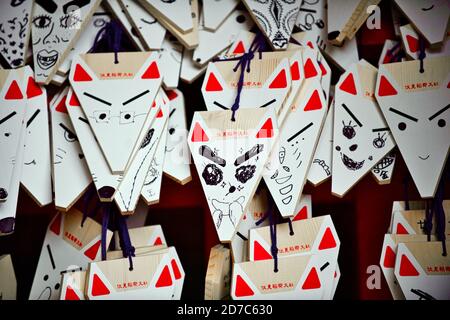 Kyoto / Japan - 2016 Nov 27 : die Tafel der Wünsche wird ein Fuchs sein. Dieses hölzerne Schild Lassen Sie uns das Gesicht zeichnen, wie wir mögen. Dann schreibe ein Gebet und hänge es auf Stockfoto