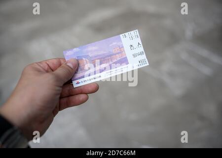 Nagoya / Japan Nov 26 2019 : der Mann hält die Eintrittskarte für das Memorial Museum of Industry and Technology Toyota. Stockfoto