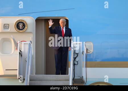 Charlotte, Usa. Oktober 2020. Air Force One kommt mit Präsident Donald J. Trump am 21. Oktober 2020 in Charlotte, North Carolina, beim 145. Luftlift-Flügel der North Carolina Air National Guard an. Kredit: Richard Thigpen/Der Fotozugang Gutschrift: Der Fotozugang/Alamy Live Nachrichten Stockfoto