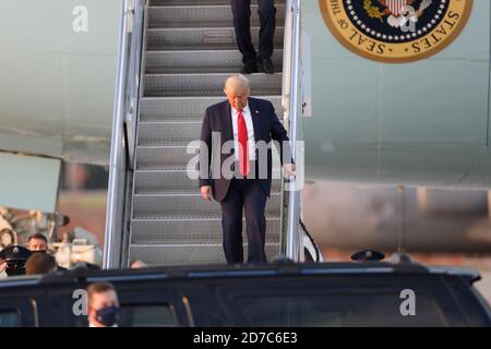 Charlotte, Usa. Oktober 2020. Air Force One kommt mit Präsident Donald J. Trump am 21. Oktober 2020 in Charlotte, North Carolina, beim 145. Luftlift-Flügel der North Carolina Air National Guard an. Kredit: Richard Thigpen/Der Fotozugang Gutschrift: Der Fotozugang/Alamy Live Nachrichten Stockfoto