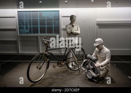 Nagoya / Japan Nov 26 2019 : das Modell des Ingenieurs entwirft den Motor und das Fahrrad das Memorial Museum of Industry and Technology. Toyot Stockfoto