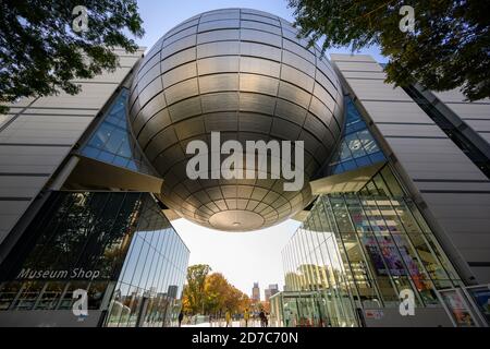 Nagoya / Japan - Nov 27 2019 : Morgens vor dem Eingang zum Nagoya City Science Museum Dies ist ein beliebtes Touristenziel. Stockfoto