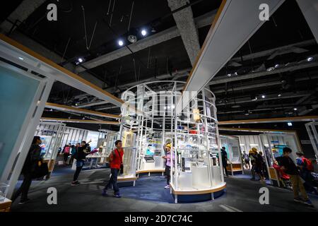 Nagoya / Japan - Nov 27 2019 : Studenten und Touristen sind im Wissenschaftsausstellungsraum des Wissenschaftsmuseums Nagoya City, einem beliebten Touristenziel Stockfoto