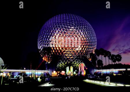 Space Ship Earth - Disney's Epcot Center - Orlando, Florida bei Nacht Stockfoto