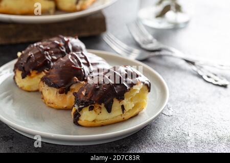 Traditionelle französische Eclare mit Schokolade. Stockfoto