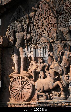 Lateritschnitzerei bei Banteay Srei, Teil des Angkor Komplexes bei Siem Reap, Kambodscha Dezember 2011 Stockfoto