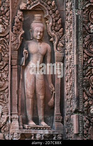 Lateritschnitzerei bei Banteay Srei, Teil des Angkor Komplexes bei Siem Reap, Kambodscha Dezember 2011 Stockfoto