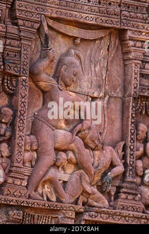 Lateritschnitzerei bei Banteay Srei, Teil des Angkor Komplexes bei Siem Reap, Kambodscha Dezember 2011 Stockfoto