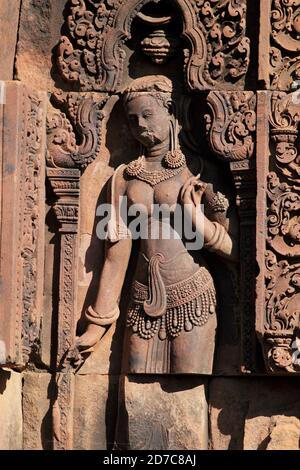 Lateritschnitzerei bei Banteay Srei, Teil des Angkor Komplexes bei Siem Reap, Kambodscha Dezember 2011 Stockfoto