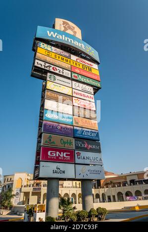 Riesige Werbetafeln auf einer belebten Straße in Tijuana, Mexiko. Stockfoto