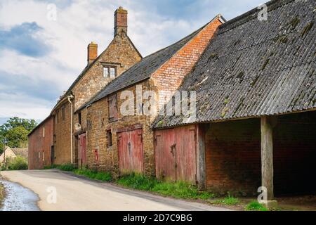 Bauernhof und Nebengebäude in Winderton, Cotswolds, Warwickshire, England Stockfoto