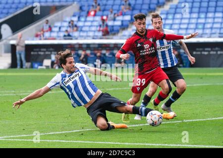 Barcelona, Spanien. Oktober 2020. Espanyols Leandro Cabrera (L) steht mit Mirandes' Sergio Moreno während eines spanischen Fußballspiels der zweiten Liga in Barcelona, Spanien, am 21. Oktober 2020. Quelle: Joan Gosa/Xinhua/Alamy Live News Stockfoto