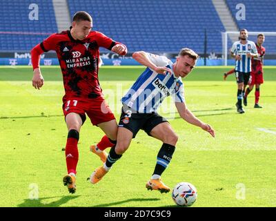 Barcelona, Spanien. Oktober 2020. Espanyol's Adria Pedrosa (R) vies mit Mirandes' Erik Jirka während eines spanischen Fußballspiels der zweiten Liga in Barcelona, Spanien, 21. Oktober 2020. Quelle: Joan Gosa/Xinhua/Alamy Live News Stockfoto