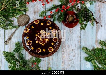 Schokoladen-Rum-Kuchen mit Kaffee auf Holzhintergrund. Weihnachten oder Neujahr Konzept. Stockfoto