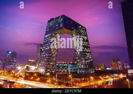 Peking, China - Jan 12 2020: Das CCTV-Hauptquartier im CMG Guanghua Road Office-Bereich, fertiggestellt im Mai 2012, entworfen von Rem Koolhaas und Ole Sche Stockfoto