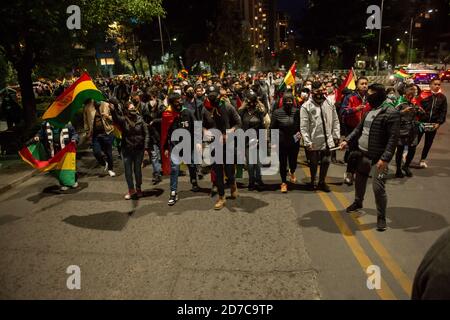 La Paz, Bolivien. Oktober 2020. Etwa 150 Demonstranten versammelten sich vor dem Obersten Wahlgericht und marschierten anschließend durch die Straßen der Stadt. Sie behaupten, dass die Wahlen vom 18. Oktober 2020, die zum Triumph der ehemaligen Regierungspartei Movimiento al Socialismo (Bewegung für den Sozialismus - MAS) führten, betrügerisch waren, obwohl alle führenden bolivianischen Politiker und internationalen Beobachter die vorläufigen Ergebnisse akzeptierten. Kredit: Radoslaw Czajkowski/ Alamy Live Nachrichten Stockfoto