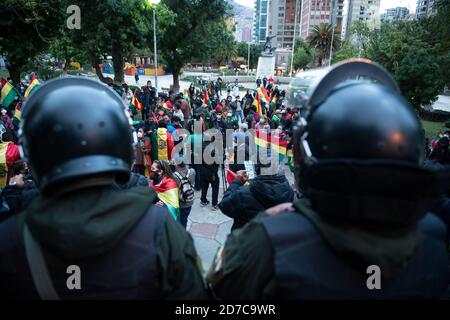 La Paz, Bolivien. Oktober 2020. Etwa 150 Demonstranten versammelten sich vor dem Obersten Wahlgericht und marschierten anschließend durch die Straßen der Stadt. Sie behaupten, dass die Wahlen vom 18. Oktober 2020, die zum Triumph der ehemaligen Regierungspartei Movimiento al Socialismo (Bewegung für den Sozialismus - MAS) führten, betrügerisch waren, obwohl alle führenden bolivianischen Politiker und internationalen Beobachter die vorläufigen Ergebnisse akzeptierten. Kredit: Radoslaw Czajkowski/ Alamy Live Nachrichten Stockfoto